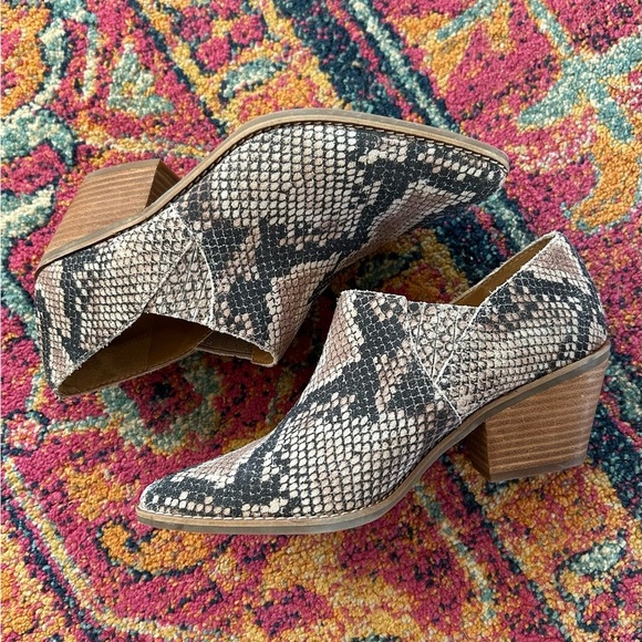 Lucky Brand | Women’s black/tan leather snakeskin pattern Tabea ankle booties, 8 - Picture 6 of 14